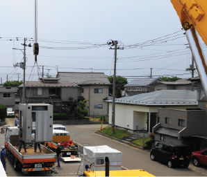 冷温水機の荷役作業の写真