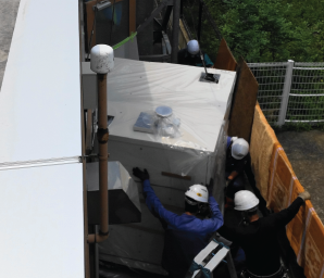冷温水機の搬入の写真