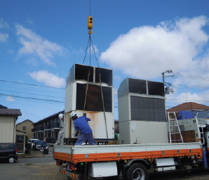 GHP室外機の荷役作業の様子